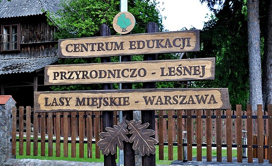 Drewniany baner Centrum Edukacji Leśnej