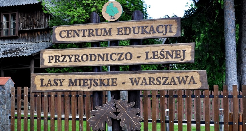 Drewniany baner Centrum Edukacji Leśnej