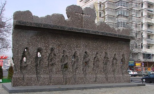 Pomnik upamiętniający masakrę ludności Woli stoi na skwerze w rozwidleniu ul. Leszno i Al. Solidarności